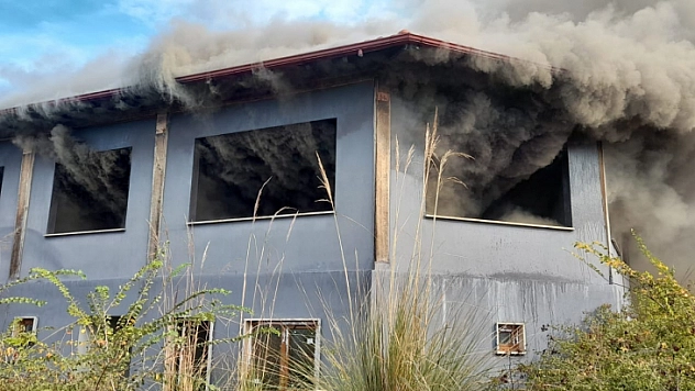 2 KATLI BİNA ALEVLERE TESLİM OLDU