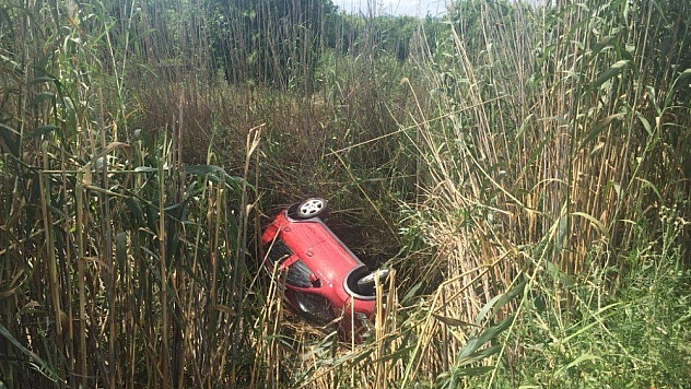 Otomobil su kanalına devrildi 1 yaralı