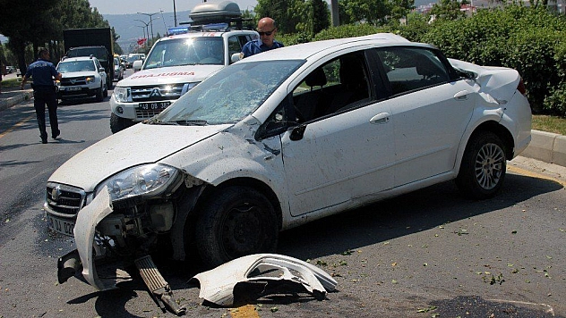 Beton bariyere çarpıp karşı şeride geçti