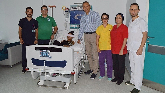 Muğla'da bir genç kızın kopmak üzere olan kolu yerine dikildi