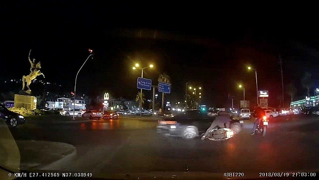 2 motosiklete çarpan otomobilin kaza anları araç kamerasına yansıdı