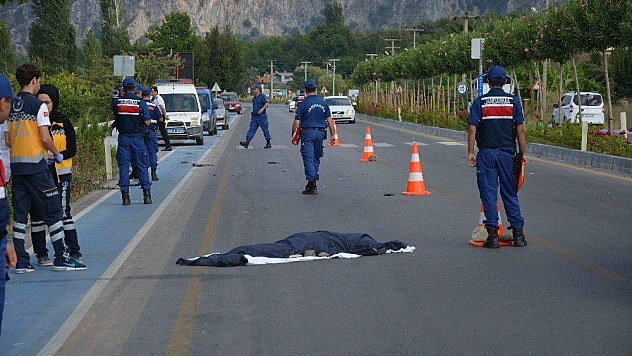 Otomobilin çarptığı elektrikli bisiklet sürücüsü öldü
