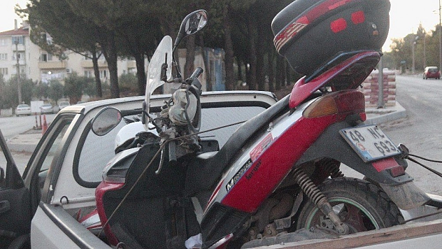 Motorla otomobil kafa kafaya çarpıştı 1 yaralı