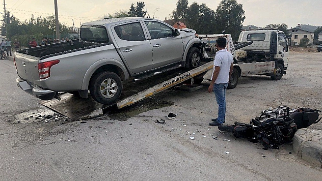 Kamyonete çarpan motosiklet üzerindeki 2 liseli ağır yaralandı