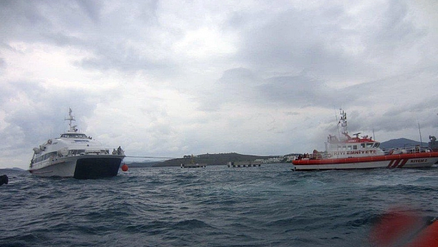 Bir anda motoru duran feribot son anda kurtarıldı