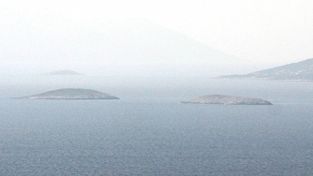 Yunan askeri Kardak kayalıklarına yaklaşamıyor