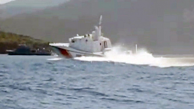 Ege'de Türk karasularına giren askeri gemiye, Sahil Güvenlik ekipleri tarafından müdahale edildi