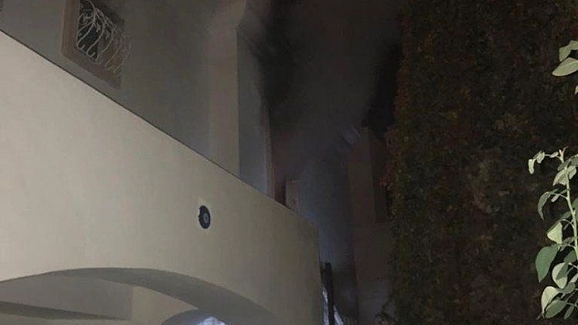 Ütüden çıkan yangında 2 kişi dumandan etkilendi