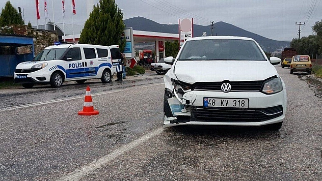Milas'ta iki otomobil çarpıştı 1 yaralı