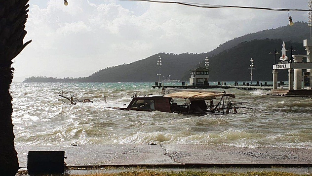 Göcek'te gezi teknesi battı