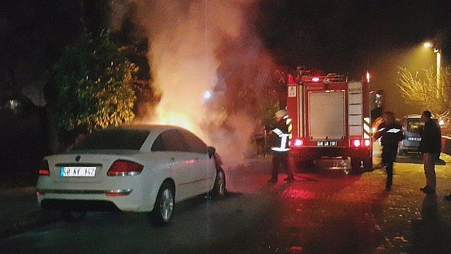 Milas'ta park halindeki otomobil alev aldı
