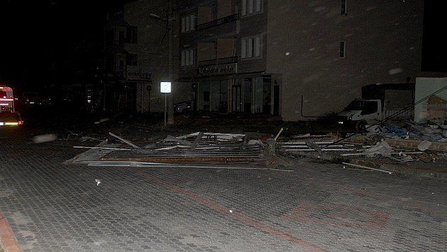 Fethiye'de fırtına ağaçları devirdi, çatıları uçurdu