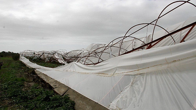 Fethiye ve Seydikemer'de fırtına seraları uçurdu