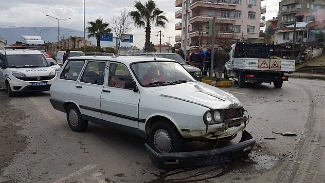 Milas'ta ışık ihlali yapan otomobil kaza yaptı 1 yaralı