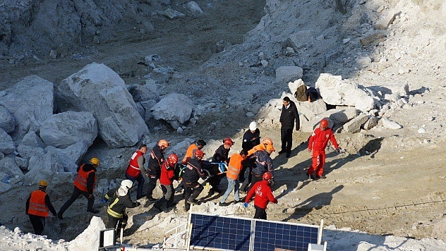 500 tonluk kayanın altından 30 saat sonra çıkartıldı