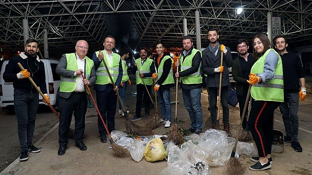 Öğrenciler temizlik işçileri ile sokak süpürdü, çöp topladı
