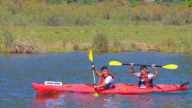 Öğrenciler deniz kaplumbağaları için kürek çekti