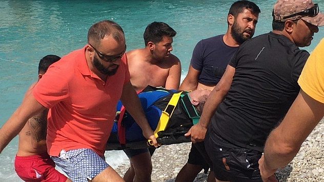 Fethiye'de denize düşen Rus paraşütçü öldü
