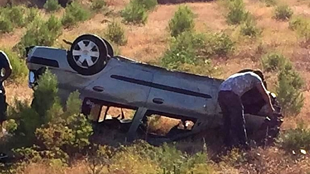 Bariyere çarpan otomobil tarlaya uçtu: 1 ölü, 4 yaralı