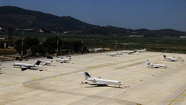 Milyon dolarlık özel jetlerin biri iniyor, biri kalkıyor