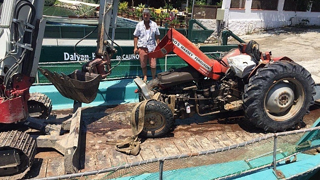 Göle devrilen traktörü DALKO kurtardı