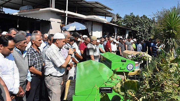 Anne, baba ve kızın tabutları yan yana dizildi