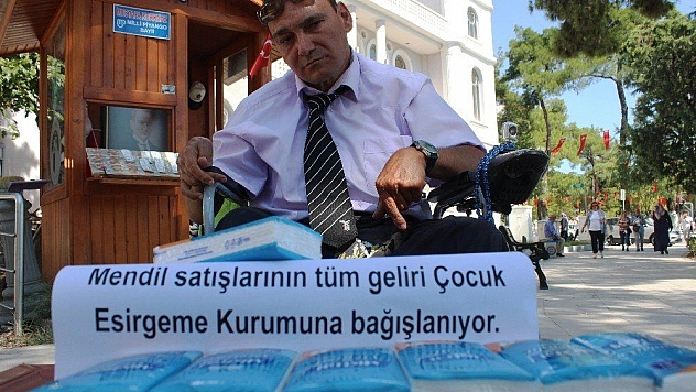 Engelline aldırmadan kimsesiz çocuklar için sokakta mendil satıyor
