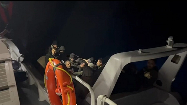 22 düzensiz göçmen kurtarıldı, 39'u yakalandı