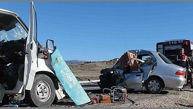 SEYDİKEMERDE FECİ KAZA -2 ÖLÜ 3 YARALI-