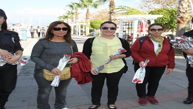 EMNİYET KARANFİL DAĞITTI...