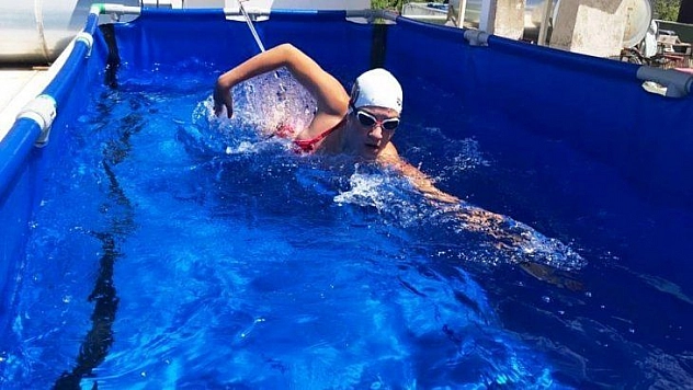 3 metrelik havuzda kilometrelerce yüzüyor