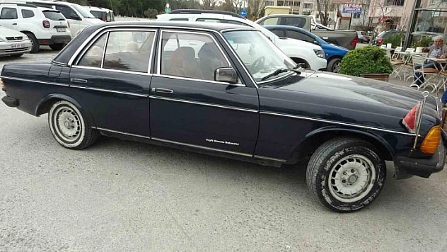 42 YAŞINDAKİ NOSTALJİK ARABASINA GÖZÜ GİBİ BAKIYOR