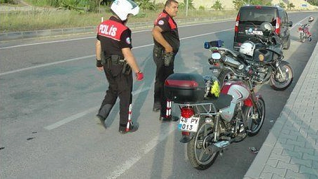 KÖPEĞE ÇARPMAMAK İSTERKEN MOTOSİKLETTEN DÜŞEREK YARALANDI