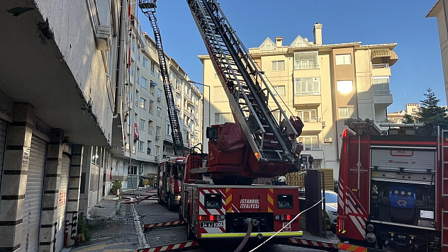 7 katlı binanın çatısı alev alev yandı: Yangın iki binaya sıçradı