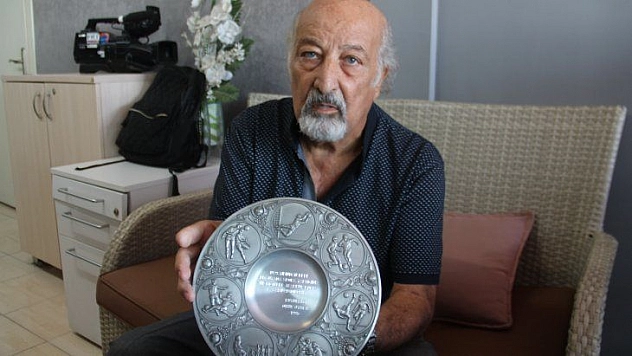 74'lük delikanlı, Alman futbolu için çalışıyor