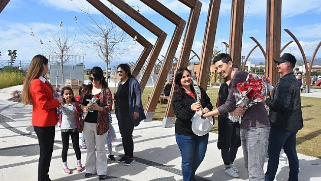 8 Mart Dünya Kadınlar Günü'nde karanfil dağıttılar