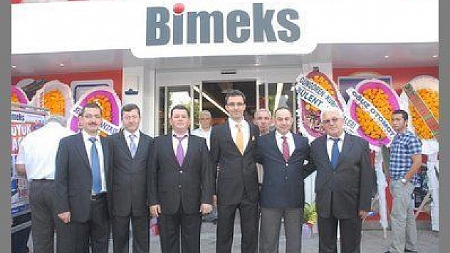 UCUZ TEKNOLOJİ ÜRÜNÜ SATIN ALABİLMEK İÇİN SAATLERCE KUYRUKTA BEKLEDİLER