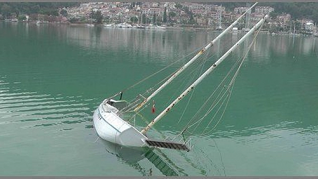  BATAN TEKNEDEN DENİZE YAĞ SIZIYOR