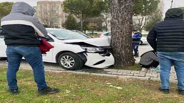 ADAY SÜRÜCÜ SINAVDA EHLİYETİNİ ALAMADAN KAZA YAPTI