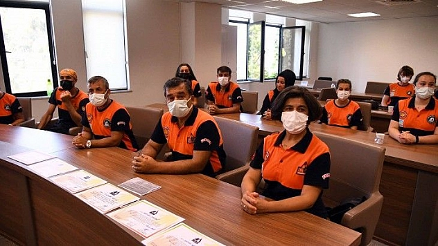 Afet gönüllülerine sertifikalarını Karaca verdi