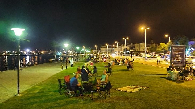 AKŞAMLARI EN KALABALIK ÇİMEN PARK