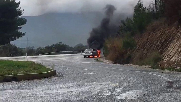 Aracı alev alan gazeteci ölümden döndü