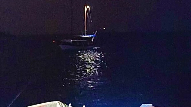 Arıza yapan 17 metrelik tekneyi KIYEM ekipleri kurtardı