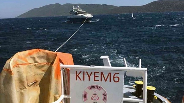 Arızalanan lüks yatı KIYEM ekipleri kurtardı