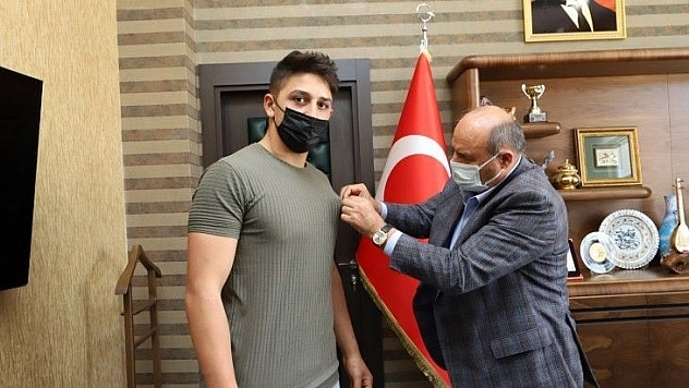 Başkan Otgöz'den şampiyon güreşçiye altın hediye