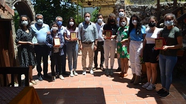 Beste yarışması birincisi öğretmen ve öğrencilere Kaymakam'dan plaket