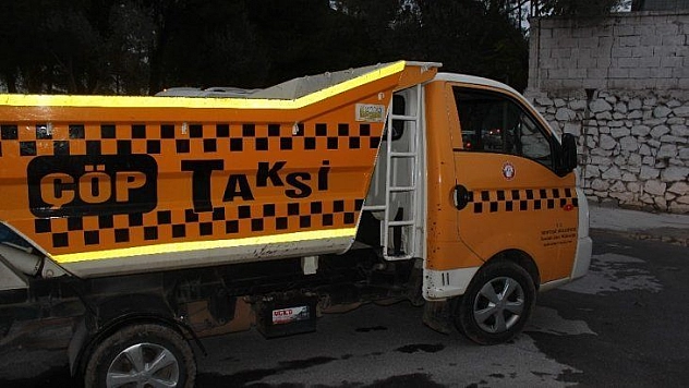 Bisikletli öğrenci çöp taksiye çarptı