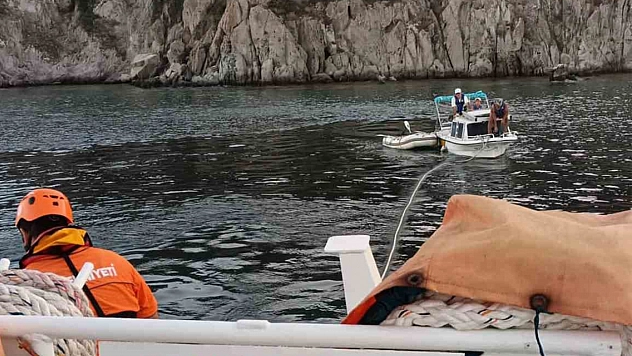 Arızalanan tekneyi KIYEM ekipleri kurtardı