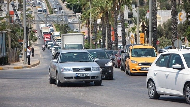 Bodrum'da kilometrelerce uzunlukta araç kuyruğu oluştu