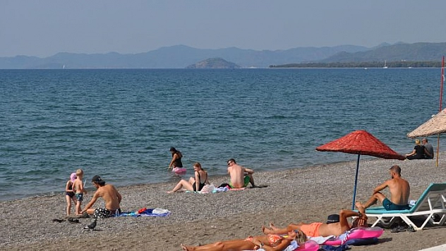 ÇALIŞ SAHİL, YAZ GÜNLERİNİ ARATMIYOR